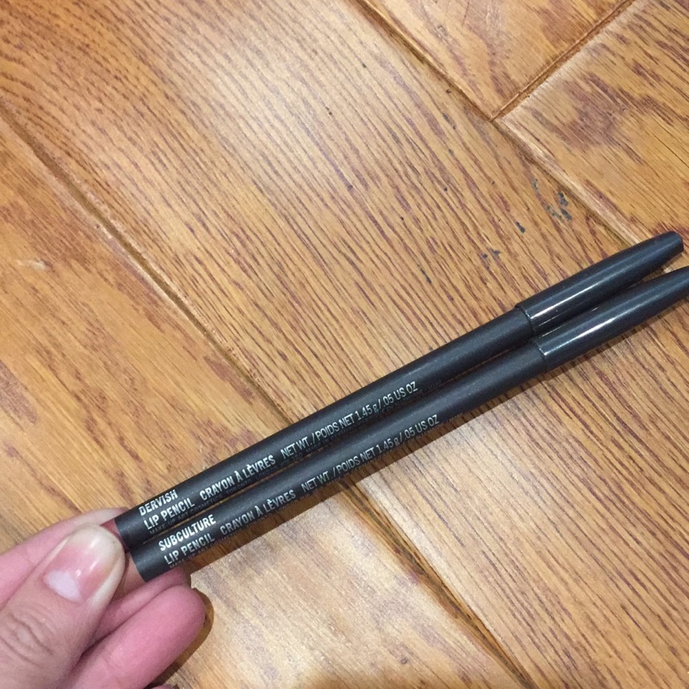 MAC LIP LINER LOT